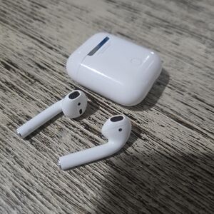 Apple airpods ..